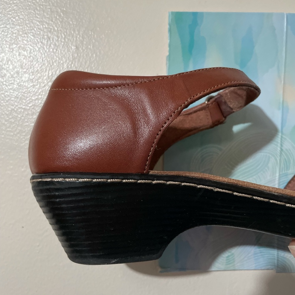 Clarks 13288 Soft Cushion Leather Ankle Strap Closed Sandals Womens Size 8 - Picture 5 of 6